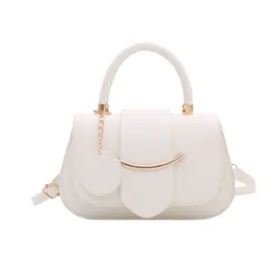 Witte chique nischontwerp schoudertas voor dames, elegante zadeltas met gouden metalen details.