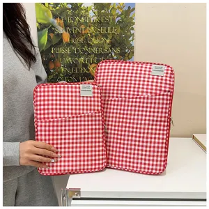 Rood wit geruite tablet hoes detail weergave, minimalistische draagbare laptop tas.