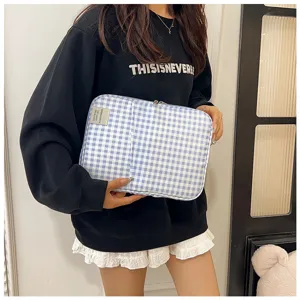 Blauwwitte geruite laptophoes en tablettas in Koreaanse stijl voor dagelijks handig gebruik.