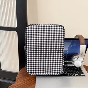 Klassieke zwart-witte ruit laptophoes voor tablet en notebook, lichtgewicht en handig.