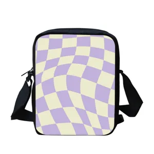 Trendy paarse gegolfde ruitjes schoudertas met zwarte riem voor dagelijks gebruik.