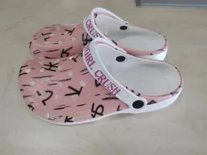 Rosa EVA Schaumstoff Clogs Detail mit Buchstaben Druck und Riemen, Strand Schuhe Nahaufnahme