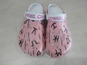 Rosa klassische Clogs mit weißem Riemen und schwarzem Druckmuster, leichte Freizeitsandalen.