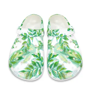 Bequeme Gartenclogs für Damen und Herren mit frischem grünem Aquarell-Blätterdruckmuster.