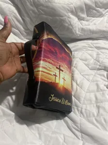 Detailansicht der personalisierten Bibel-Abdecktasche mit Reißverschluss und Kreuz-Druck.