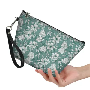 Grüne Kosmetiktasche mit Blumenmuster und schwarzem Handgelenkriemen, tragbarer Make-up-Beutel.