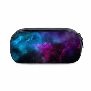 Detailansicht des grossen Federmaeppchens mit atemberaubendem blau-violetten Galaxie-Muster.