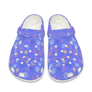 Bunte gartenclogs mit meeresmotive druck für damen und herren, leichte strandschuhe.