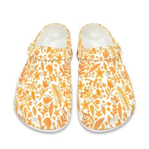 Bequeme Gartenclogs mit botanischem Allover-Druck, stilvolle und atmungsaktive Freizeitschuhe.