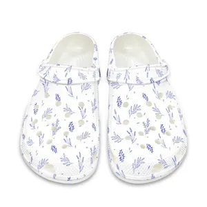 Weiße Gartenclogs mit Blumenmuster, bequeme atmungsaktive Schaumstoffschuhe für Alltag.
