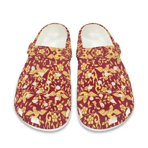 Klassische Gartenschuhe Clogs mit traditionellem rot goldenem Blumen Pflanze Druck, Badeschuhe.