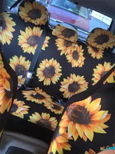 Detailansicht des Sonnenblumen Auto Rücksitzbezugs mit farbigem Blumenmuster und Kopfstützen.
