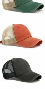 Vertikale Anzeige von Vintage gewaschenen Trucker-Hüten in Grün, Orange und Schwarz mit Netzrücken