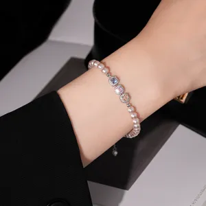 Elegante parelarmband met kleurrijke vierkante kristallen bedels, chique en luxe sieraad.