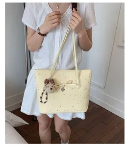 Stylati tsanta tote me asteria print gia gynikes megali xoritikotita casual omou top.