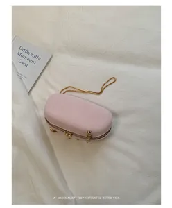 Borsa a tracolla da sera rosa minimalista ovale con catena, elegante borsa da donna alla moda.