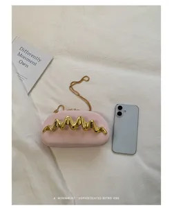 Vista dettagliata della elegante pochette rosa da sera con decoro metallico dorato e catena.
