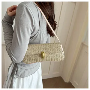 Vue détaillée du sac porté épaule en paille style aisselle avec fermoir et lanière.