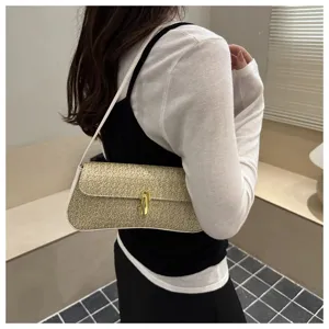 Sac porté épaule tissé chic avec fermoir métallique raffiné pour un look quotidien.