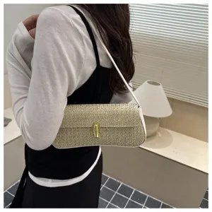 Sac épaule baguette tissé pour femmes, sac bandoulière élégant avec serrure métallique.
