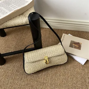 Sac bandoulière baguette en paille tressée pour femme, élégant sac épaule rétro avec cadenas.