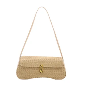 Sac à épaule en paille chic pour femmes, élégant fermoir doré sac à main tendance.