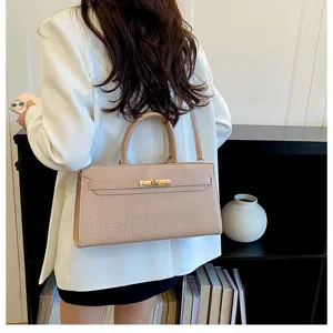 Elegante Damen Schultertasche im Querformat mit Krokodilmuster und schicker goldener Hardware.