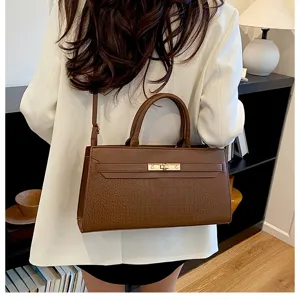 Braune Kroko-Muster Leder Handtasche mit Henkel und Metall-Drehverschluss fur Damen Detailansicht.