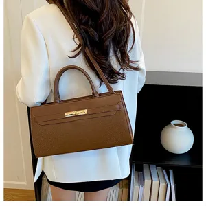 Schicke braune Handtasche mit Krokodilmuster, elegante PU Leder Umhängetasche für Damen.