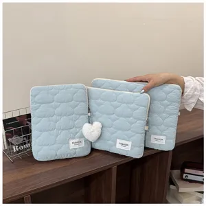 Funda para ordenador acolchada azul claro, diseño de nube con bonito colgante de corazón.