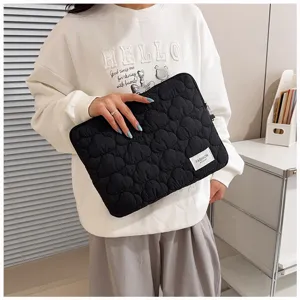 Vista detallada de la funda acolchada negra para portátil con nube, bolsa suave.