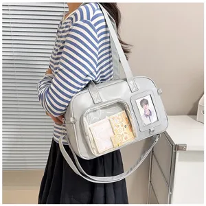 Dettaglio ravvicinato di una borsa ita grigio chiaro con finestra trasparente e tasca.