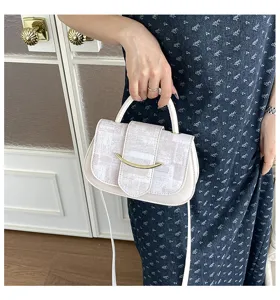 Detalle de bolso de mano cuadrado patchwork retro chic, elegante bolso de hombro moderno.