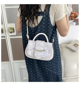 Bolso bandolera informal retro vista detallada con exclusivo cierre de arco metálico.