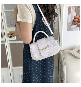 Vista detallada del elegante bolso de hombro para mujer en cuero texturizado con hebilla.