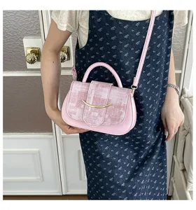 Bolso bandolera cuadrado rosa elegante vista de detalle con cierre y asa metálica.