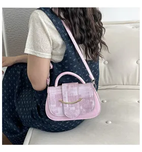 Bolso de hombro rosa elegante para mujer, bolso informal retro con hebilla de metal y diseño.