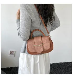 Bolso cruzado retro de mujer de cuero con elegante diseño de hebilla de metal curvada.