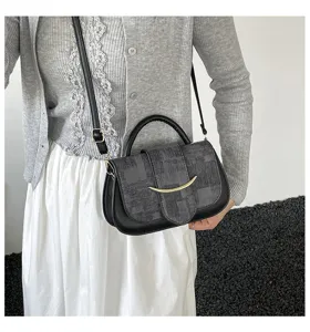 Bolso de mujer cuadrado retro elegante con diseño combinado y decoración de metal curvo.