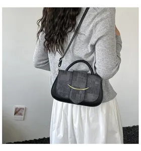 Vista detallada del bolso de hombro informal retro para mujer con tela y metal.