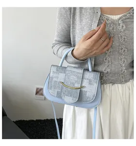 Bolso bandolera chic azul claro de oficina con patchwork de tela y cierre metálico curvo.