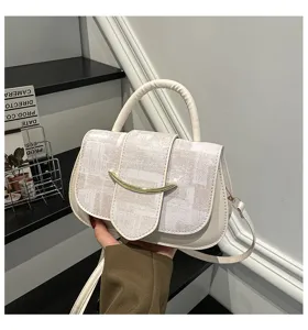 Elegante bolso de mano cuadrado vintage casual con decoración de metal para oficina diaria.