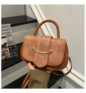 Bolso de hombro marron de moda retro con hebilla metalica para mujeres trabajo diario.