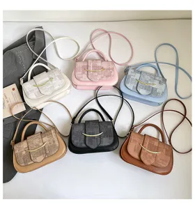Bolso bandolera informal retro multicolor con cierre metálico y detalles elegantes.