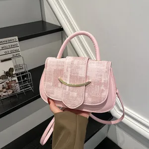 Bolso de mano rosa chic para mujer, elegante bolso cruzado con hebilla de metal atractiva.