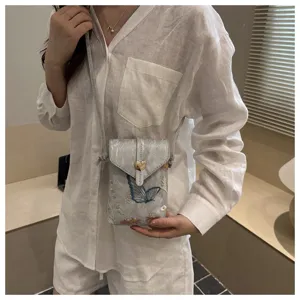 Dettaglio borsa telefono ricamata con motivo farfalla, borsa a tracolla casual.