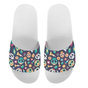 Bequeme Sommer Pantoletten mit stylischem Totenkopf Blumenmuster ideal für zu Hause.
