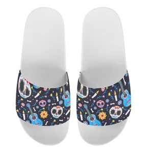 Sommersandalen flache Pantoletten mit buntem mexikanischem Totenkopf und Gitarren Muster.