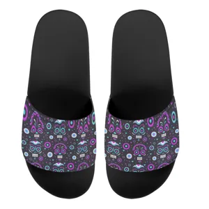 Sommer lässige Pantoletten für Damen und Herren mit buntem Totenkopf-Print auf schwarzer Sohle.