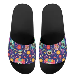 Bequeme schwarze Badeschlappen mit buntem Totenkopf Blumen Muster fuer den Sommer